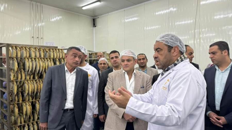 وزير التجارة والصناعة ومحافظ بورسعيد يتفقدان مصنع بورسعيد ستار لإنتاج الأسماك المدخنة 