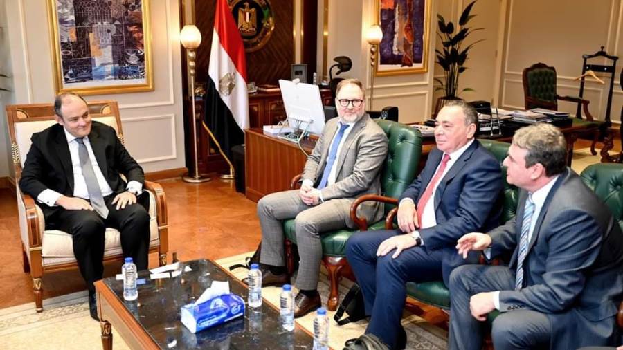 وزير التجارة والصناعة يبحث مع ممثلي شركتين نمساوية وتشيكية خطط انشاء مشروع مشترك لإنتاج سيانيد الصوديوم في مصر 